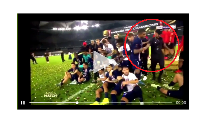 Mbappe WYRZUCA Neymara z fety PSG [VIDEO]